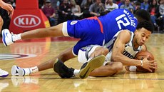 Tyrone Wallace z LA Clippers zalehl Skala Labissiera ze Sacramenta.