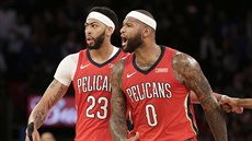 Anthony Davis (vlevo) a DeMarcus Cousins z New Orleans