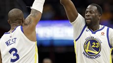 David West a Draymond Green z Golden State b�hem zápasu s Clevelandem slaví. Po...