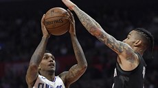 Lou Williams (vlevo) z LA Clippers útoí na ko Houstonu kolem Geralda Greena.