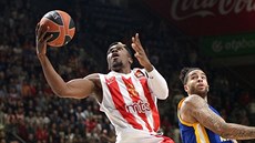 Dylan Ennis (vlevo) z Crvené zvezdy Blehrad zakonuje na ko z Chimek kolem...