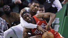 Marcus Smart (vlevo) z Bostonu atakuje Iana Clarka z New Orleans.