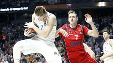 Luka Doni (vlevo) z Realu Madrid doskoil ped Johannesem Voigtmannem z...