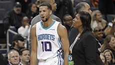 Michael Carter-Williams ze Charlotte neochotn odchází po svém vylouení.