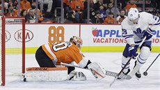 Michal Neuvirth z Philadelphie zasahuje proti Williamu Nylanderovi z Toronta.