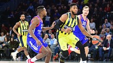 Jason Thompson (u míe) z Fenerbahce útoí kolem Toneyho Douglase (vlevo) z...