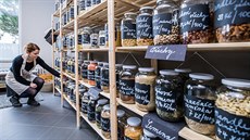 �e to jde i bez igelitu, ukazuje hradecký bezobalový obch�dek.