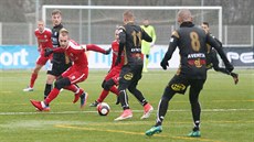 Momentka z duelu Tipsport ligy mezi fotbalisty Brna (červená) a Znojma
