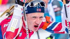 Norský biatlonista Johannes Thingnes Bö v cíli vytrvalostního závodu v...