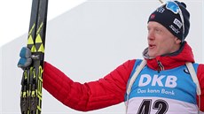 Norský biatlonista Johannes Thingnes Bö slaví vítězství ve sprintu v Anterselvě.