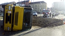 V Plzni se pevrátilo nákladní auto s popelem. Nehoda omezuje dopravu.