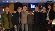 Celý tým v Abbey Road, zleva: klávesista Dean Ross, Žbirka, Robbie McIntosh,...