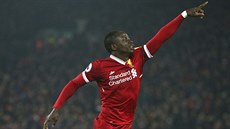 Sadio Mané v dresu Liverpoolu se raduje ze vstelené branky.