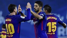 Fotbalisté Barcelony Lionel Messi a Luis Suárez se radují z gólu.