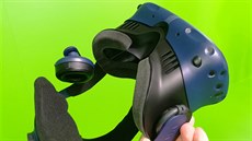 Nový HTC Vive Pro nejsnadnji poznáte podle modré barvy a dvojice elních kamer.