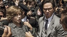 Michelle Williamsová a Mark Wahlberg ve filmu Vechny prachy svta (2017)