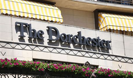Charitativní veírek pouze pro pány se konal v londýnském hotelu The Dorchester