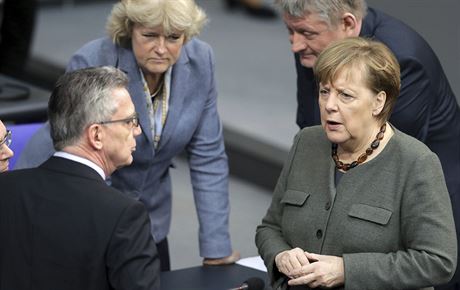 Nmecký ministr vnitra Thomas de Maiziére (vlevo) a kancléka Angela Merkelová...