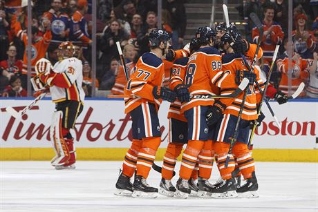 Hokejisté Edmonton Oilers oslavují gól do sít eského gólmana Davida Ritticha...