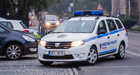 Mladík nakopl auto Mstské policie Chrudim.