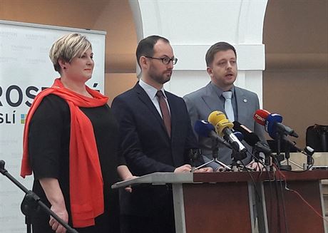 Poslanci hnutí STAN (na snímku Vra Kováová, Jan Farský a Vít Rakuan) byli iniciátory novely zákona o stetu zájm, kterou schválila Poslanecká snmovna.