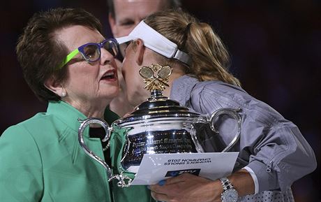 SLAVNÁ GRATULANTKA. Caroline Wozniacká s trofejí pro ampionku Australian Open...