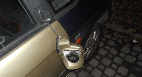 Trojice kolák zdemolovala v Olomouci zaparkované auto, mimo jiné ukopli...