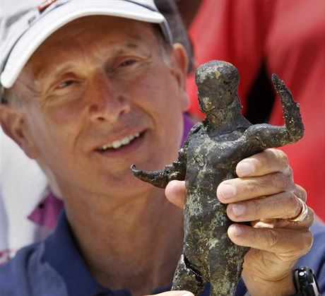 Francouzsk archeolog Franck Goddio ukazuje bronzovou soku - jeden z artefakt...