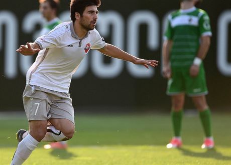 Irakli Sicharulidze proívá gólovou radost v dresu Lokomotivu Tbilisi.