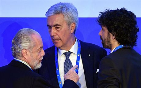 Aurelio De Laurentiis (vlevo), prezident fotbalové Neapole, a dva kandidáti na...