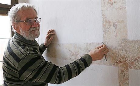 Restaurátor Petr Novotný pracuje na odkrytí nástnné malby v rytíském sále.