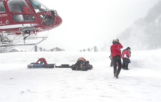 Vrtulník představuje jediný způsob, jak se dostat do Zermattu (21. ledna 2018)