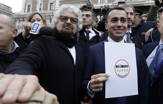 Zakladatel Hnutí pti hvzd Beppe Grillo a jeho nový éf Luigi Di Maio v ím...