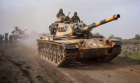 Turecké tanky vjídjí do syrského Afrínu (22. ledna 2018)
