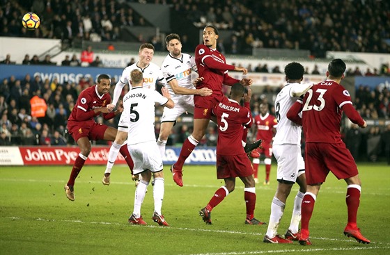 Momentka z duelu Swansea (bílá) - Liverpool. Nejvýe vyskoil Virgil Van Dijk.