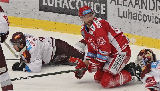 Třinecký Tomáš Marcinko (v červeném) po střetu s Lukášem Pechem ze Sparty.