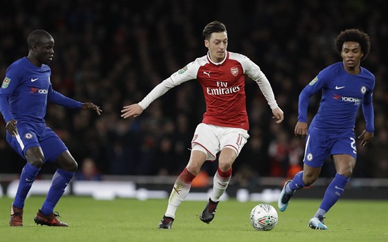 Elegantní Mesut Özil z Arsenalu mezi dvojicí N'Golo Kante (vlevo), Willian z...