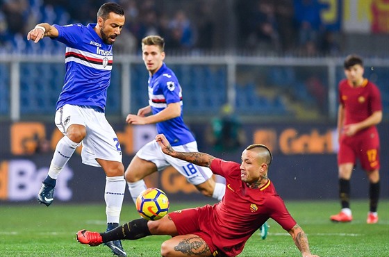 O mí bojují Fabio Quagliarella (vlevo) ze Sampdorie a Radja Nainggolan z AS...