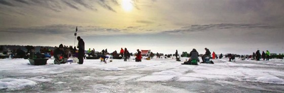 Takto to každoročně vypadá na Brainerd Jaycees Ice Fishing Extravaganza.