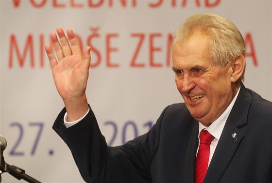 Prezident Miloš Zeman zdraví své příznivce poté, co zvítězil ve 2. kole...