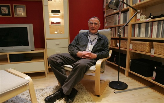 Zakladatel nábytkářského gigantu IKEA Ingvar Kamprad v pobočce na Černém Mostě...
