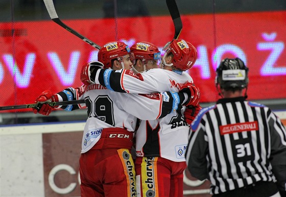 Hradetí hokejisté se radují z úvodního gólu Jaroslava Bednáe (vpravo)