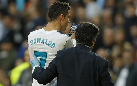 TEN M TEDY ZÍDIL... Cristiano Ronaldo na displeji mobilního telefonu zkoumá,...