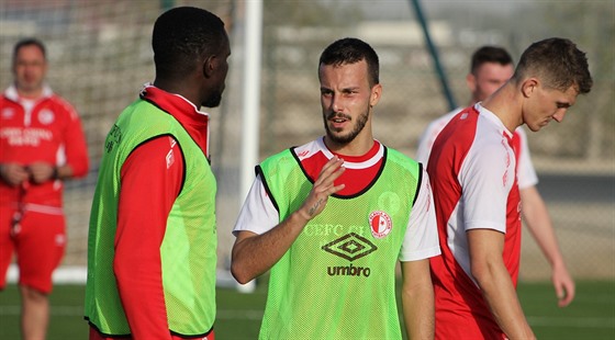 TRÉNINK  V DUBAJI. Fotbalisté Slavie si poprvé zatrénovali na zimním...