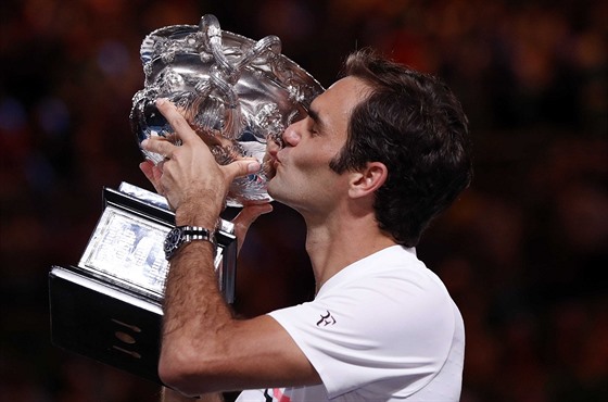 PODVACÁTÉ. Roger Federer líbá svou dvacátou grandslamovou trofej, kterou získal...