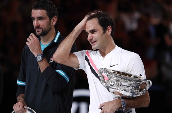 Roger Federer slaví zisk třetího setu ve finále Australian Open.