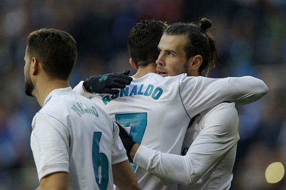 Gareth Bale se objímá s Cristianem Ronaldem. V zápase Realu proti Corun doba...