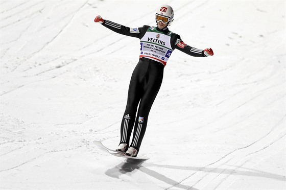 Daniel Andre Tande z Norska oslavuje vítězství norského týmu na Mistrovství...