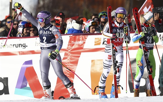 Francouzská lyaka Tessa Worleyová (vlevo) slaví prvenství v obím slalomu v...