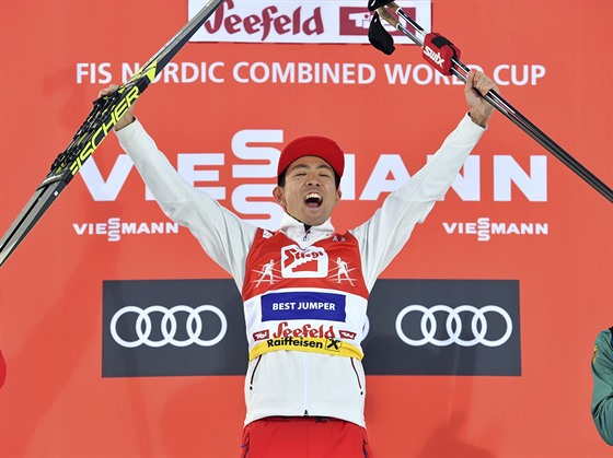 Japonský sdruená Akito Watabe slaví triumf v Seefeldu.
